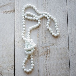 Dlouhý korálkový bílý náhrdelník